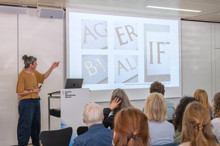 Referat und Workshop mit Brigitte Jaggi am Tag der Schrift 2026. Eine Veranstaltung der Schule für Gestaltung Zürich und Syndicom.